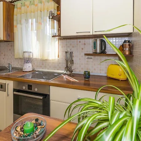 2 Bedroom Cozy In Apartment *